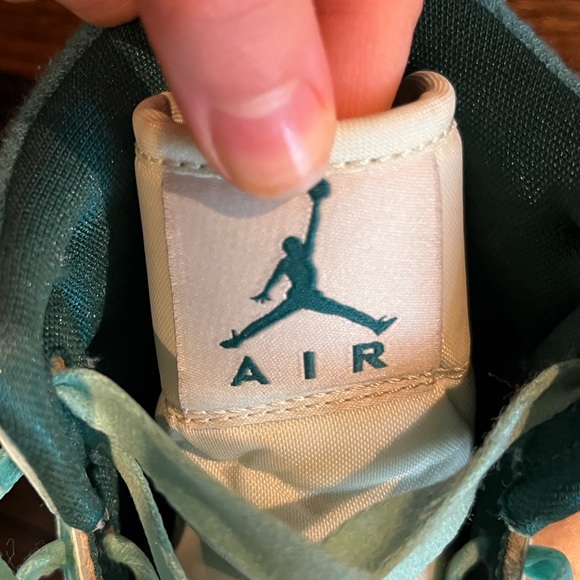 Jordan Womens AIR JORDAN 1 MID SE Green | Womens 7 - Picture 5 of 14